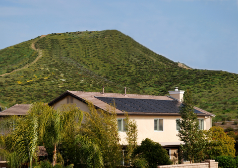 Vrei să scapi de grija facturilor la utilităţi? Cât te costă să-ţi transformi casa într-una „verde”