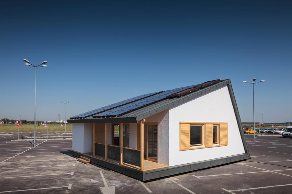 Casa verde construită de studenţii români s-a vândut! Vezi cu cât