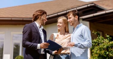 agent imobiliar discuta cu potentiali cumparatori