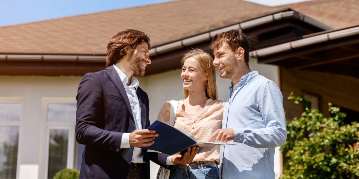 agent imobiliar discuta cu potentiali cumparatori