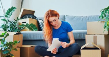 femeie verifica documente intr-un apartament de inchiriat