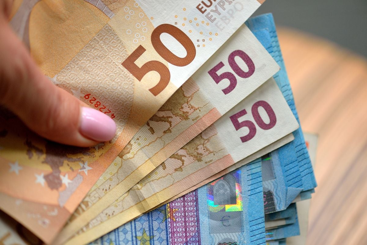 mana care numara bancnote euro