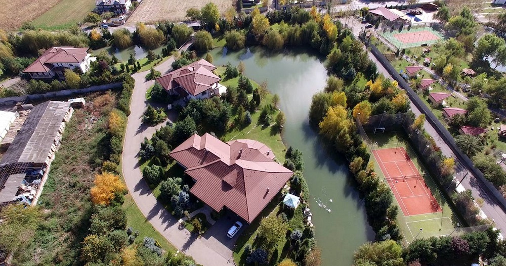 Lacul Verde Resort: 3 vile moderne, lac propriu si teren de 15.000 mp. Domeniul tau boieresc sau start pentru business