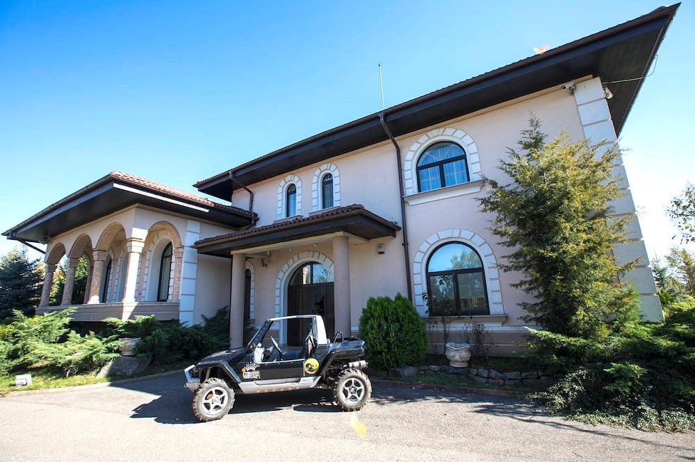 Lacul Verde Resort: 3 vile moderne, lac propriu si teren de 15.000 mp. Domeniul tau boieresc sau start pentru business