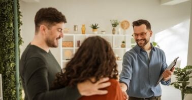 trei persoane la finalizarea unei tranzactii imobiliare