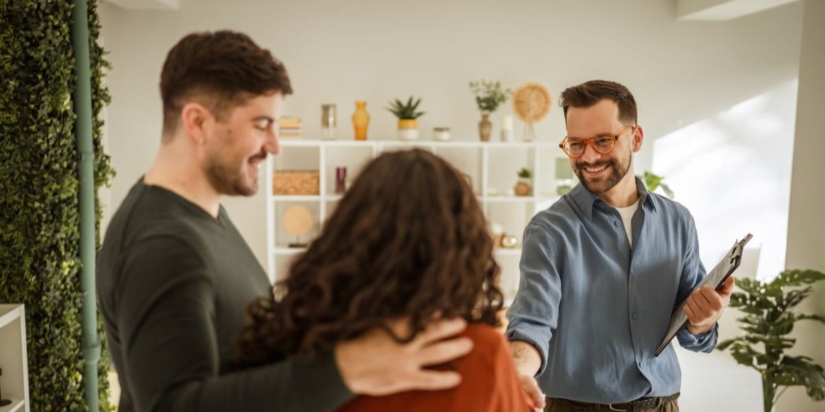 trei persoane la finalizarea unei tranzactii imobiliare