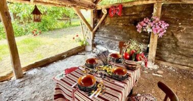 curte casa traditionala din transilvania