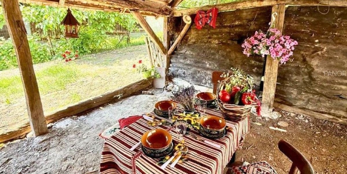 curte casa traditionala din transilvania