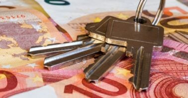 bancnote euro si chei apartament