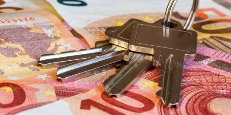 bancnote euro si chei apartament