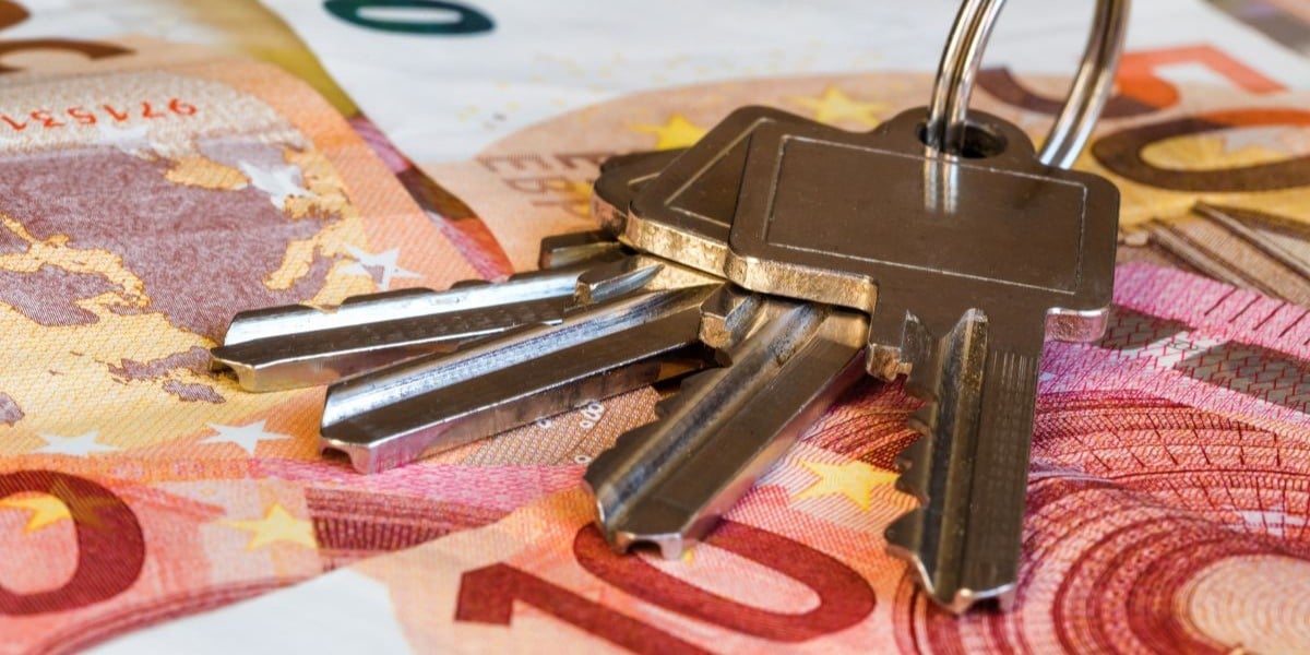 bancnote euro si chei apartament