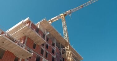 bloc in constructie si macara