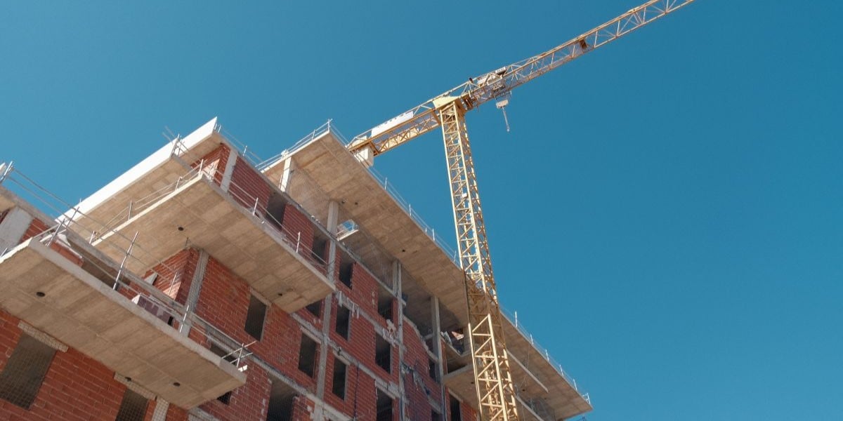 bloc in constructie si macara