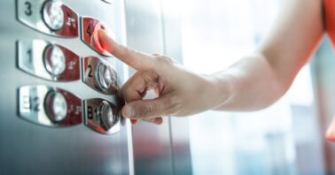 femeie apasa pe buton in lift