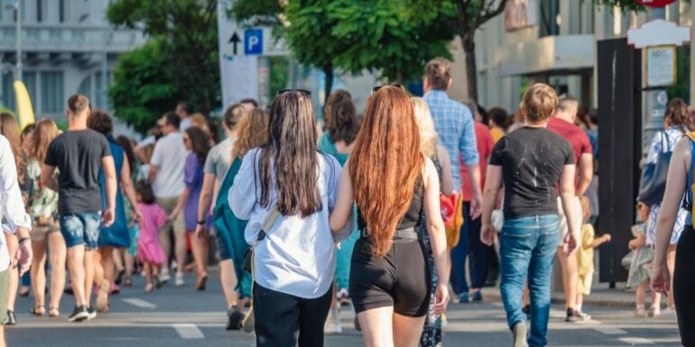 tineri pe calea victoriei din bucuresti