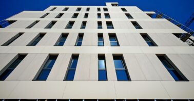 fatada unei cladiri din proiectul rezidential corallis apartments din zona lacului grivita bucuresti