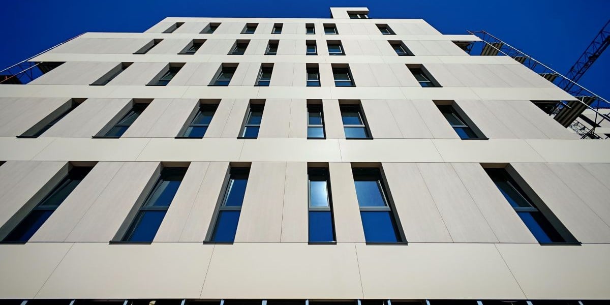 fatada unei cladiri din proiectul rezidential corallis apartments din zona lacului grivita bucuresti