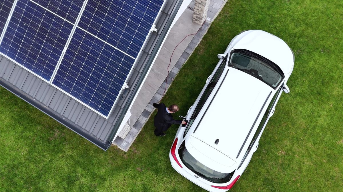 masina electrica si sistem de panouri fotovoltaice pentru energie verde