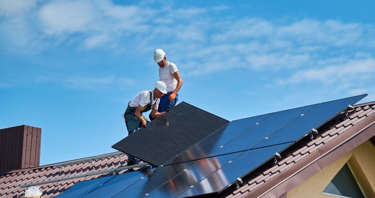 echipa se ocupa de montarea panourilor fotovoltaice pe acoperisul casei