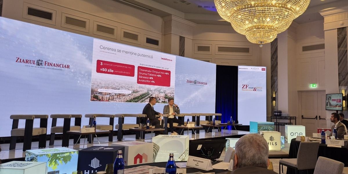 dan puica, ceo imobiliare.ro, pe scena unui eveniment organizat de ziarul financiar