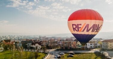 peisaj urban in care apare logoul agentiei imobiliare remax