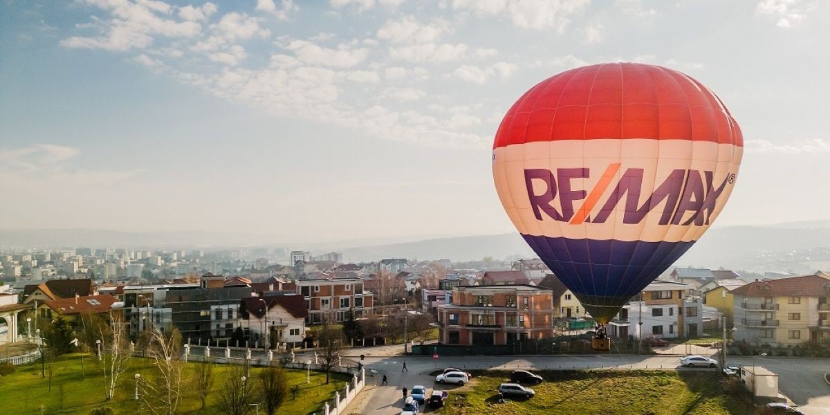 peisaj urban in care apare logoul agentiei imobiliare remax