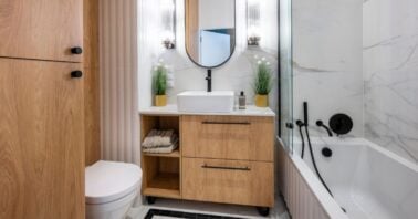 baie de dimensiuni reduse amenajata modern