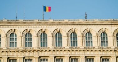 steagul romaniei arborat pe cladirea palatului parlamentului din bucuresti