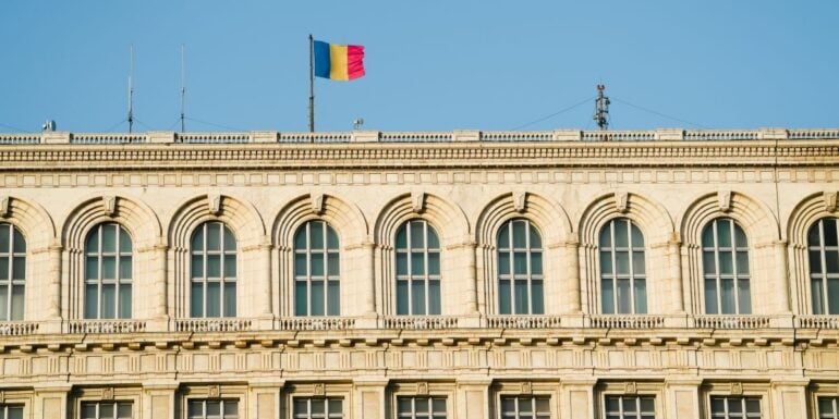 steagul romaniei arborat pe cladirea palatului parlamentului din bucuresti