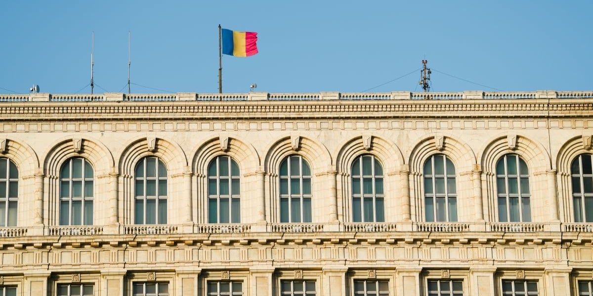 steagul romaniei arborat pe cladirea palatului parlamentului din bucuresti