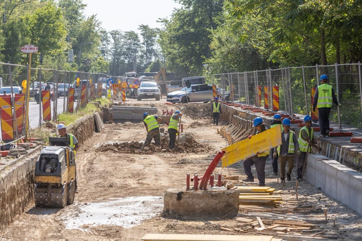 muncitori lucreaza la supralargirea bulevardului dimitrie pompeiu din bucuresti